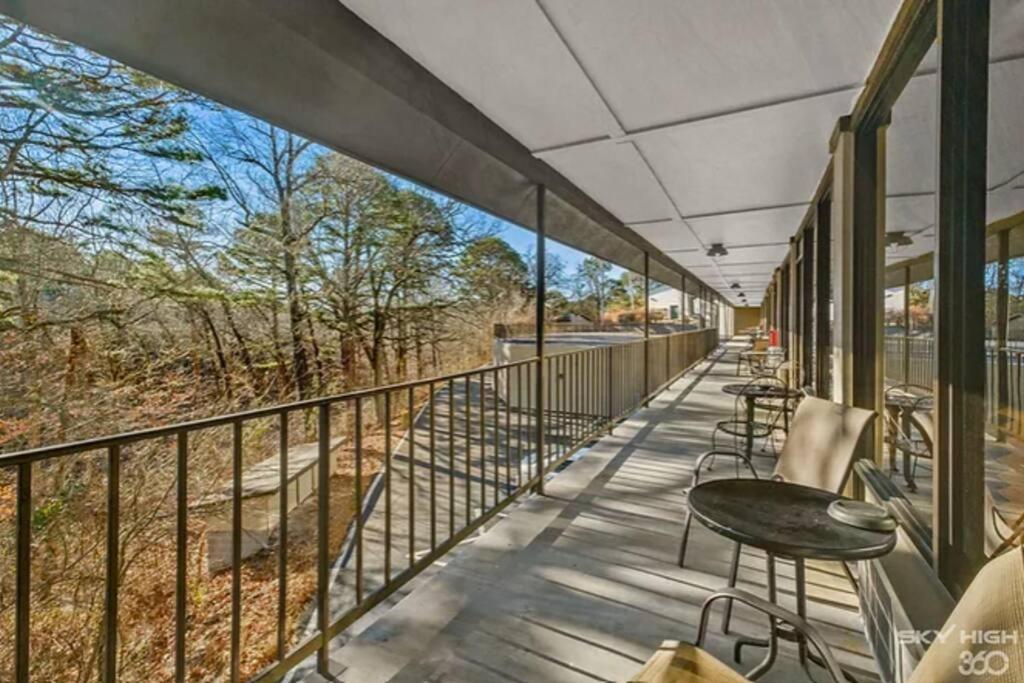 Stonegate Lodge King Bed, Wifi, 50In Roku Tv, Salt Water Pool Room #108 Eureka Springs Exterior foto