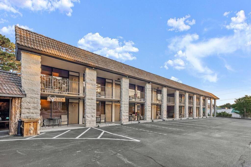 Stonegate Lodge King Bed, Wifi, 50In Roku Tv, Salt Water Pool Room #108 Eureka Springs Exterior foto