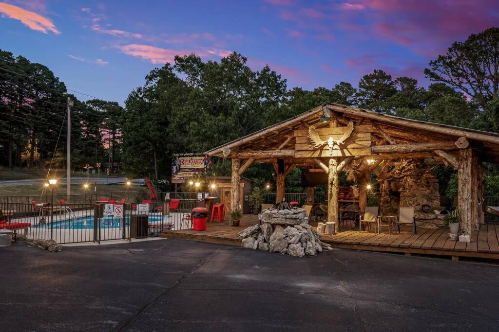 Stonegate Lodge King Bed, Wifi, 50In Roku Tv, Salt Water Pool Room #108 Eureka Springs Exterior foto