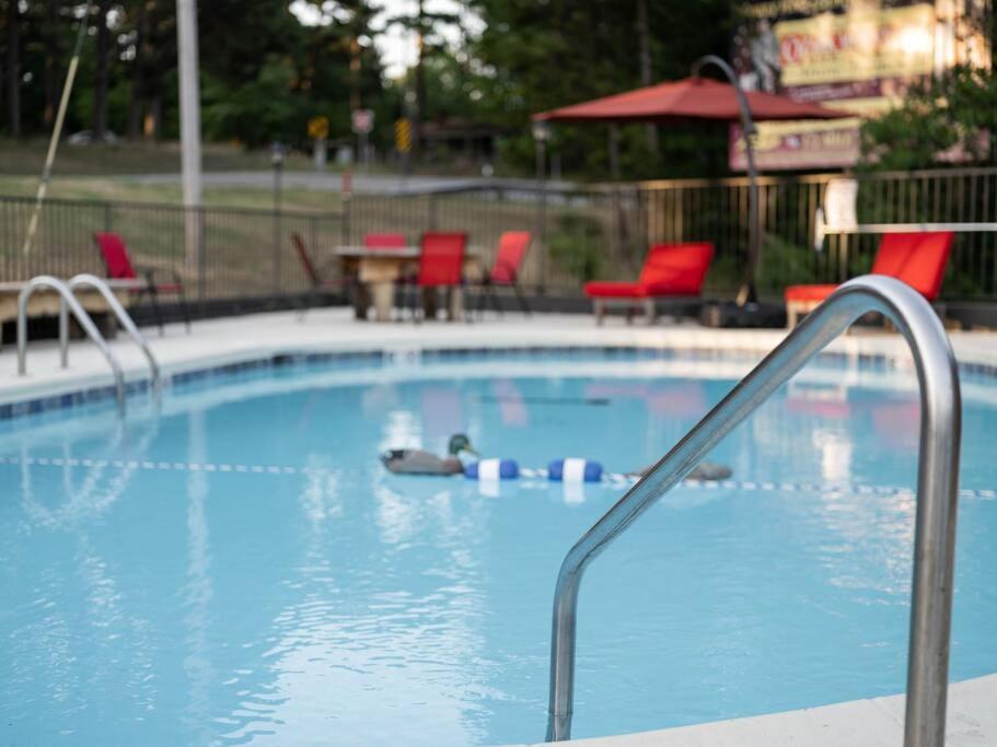 Stonegate Lodge King Bed, Wifi, 50In Roku Tv, Salt Water Pool Room #108 Eureka Springs Exterior foto