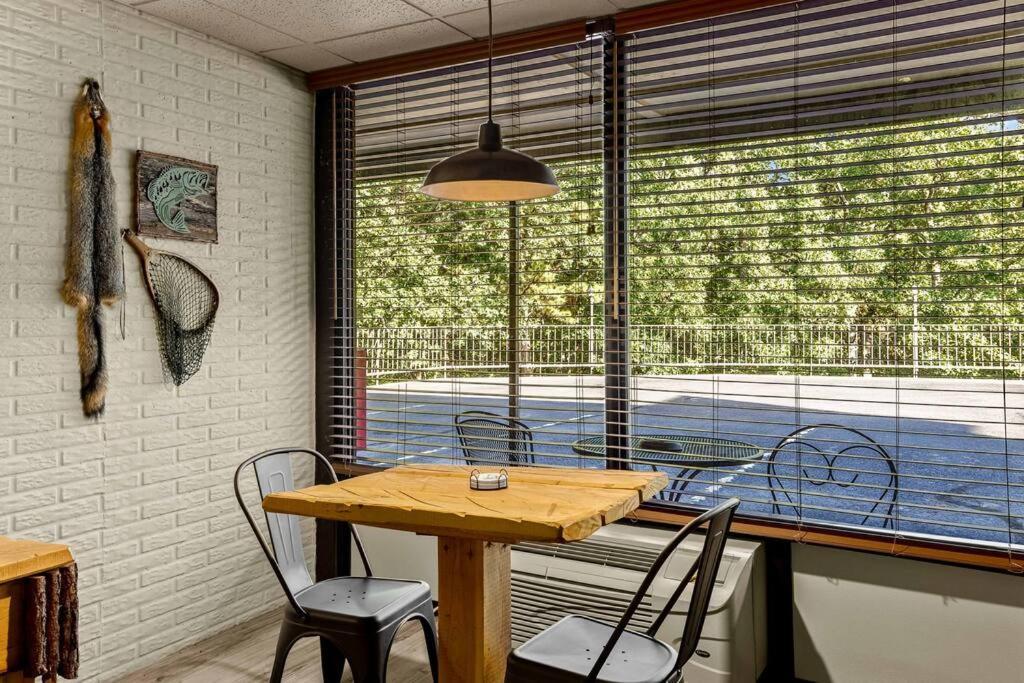 Stonegate Lodge King Bed, Wifi, 50In Roku Tv, Salt Water Pool Room #108 Eureka Springs Exterior foto
